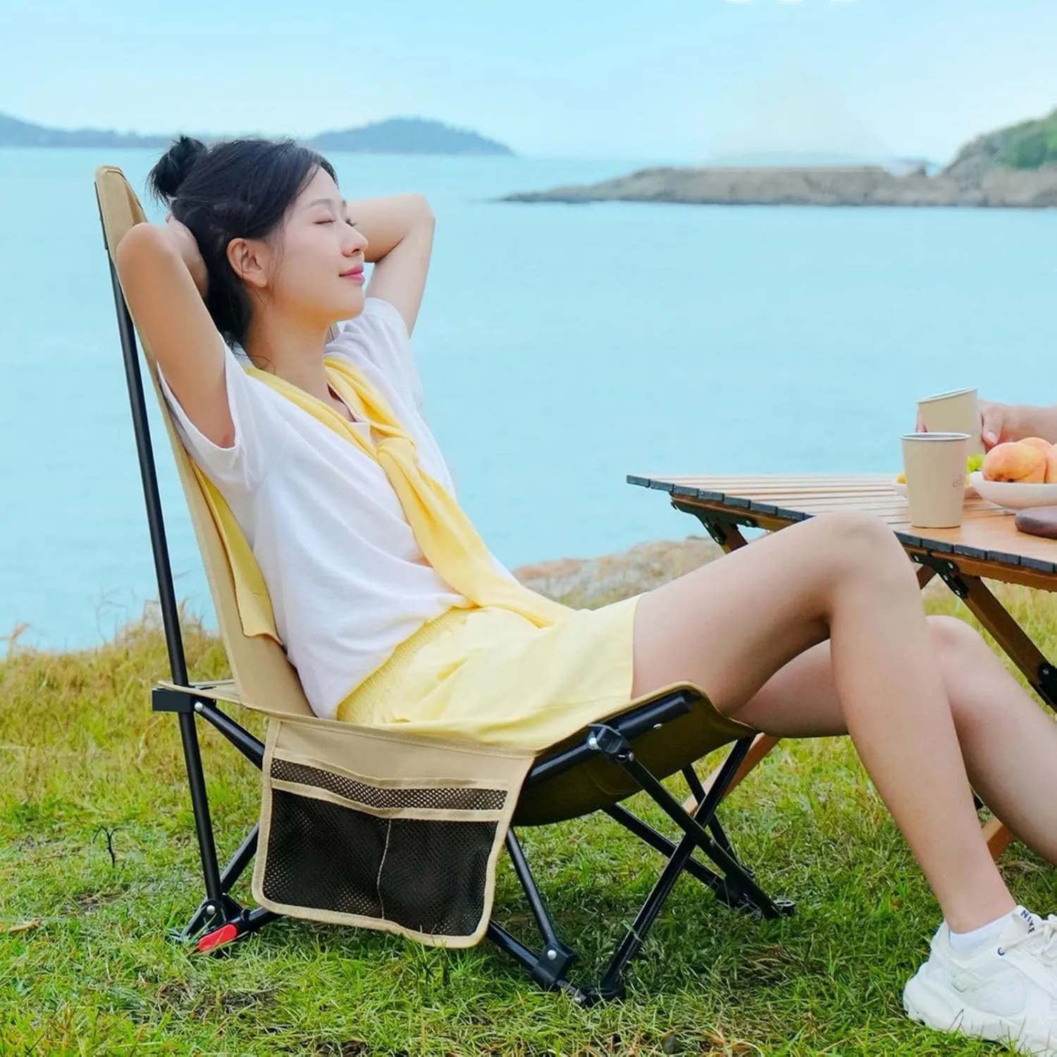 Camping Chair, Folding Beach Chair, 600D Oxford Foldable Chaise Lounge Chair with Side Pocket, Low Profile Folding Chair for Camping, Beach (Khaki)