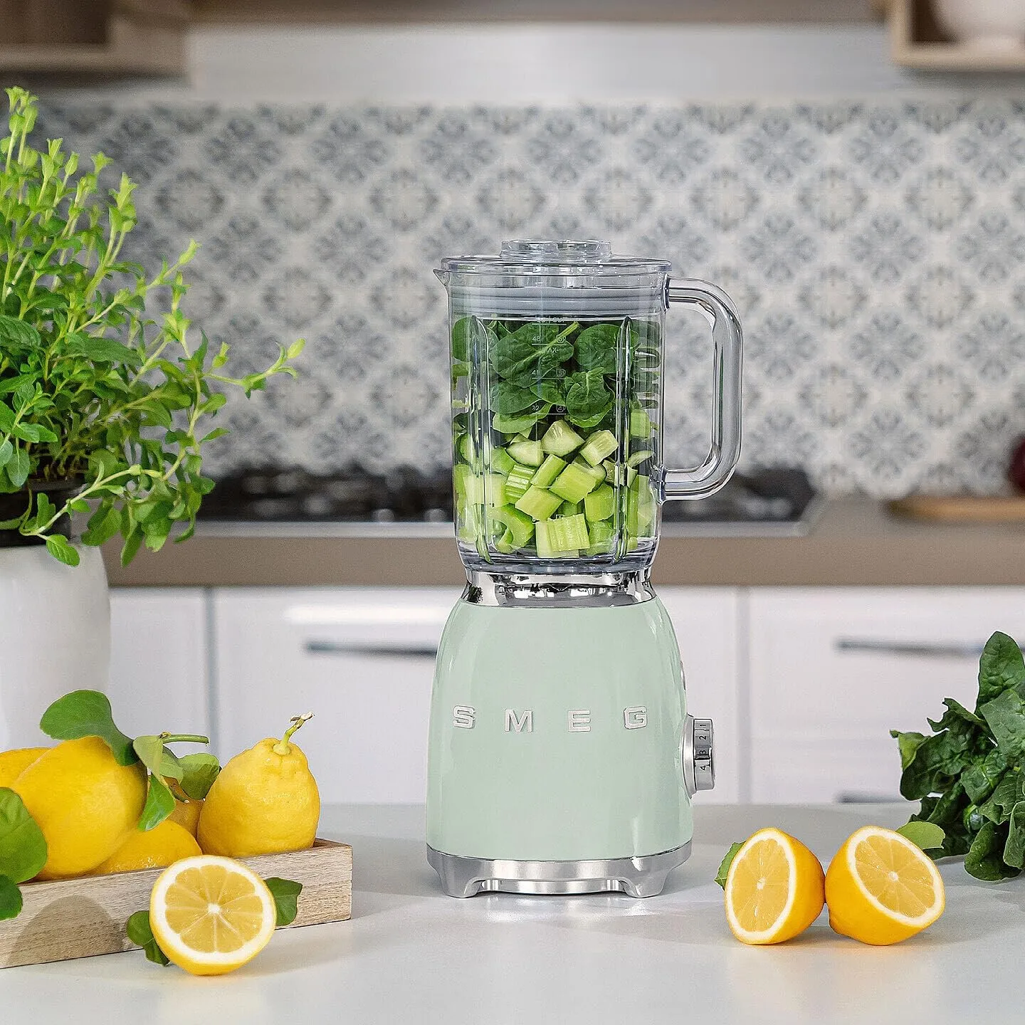 SMEG BLF03 Retro Style Blender – 600W Countertop Blender with 48 oz BPA-Free Jug, 3 Speeds   Pulse, Ice Crush & Smoothie Functions – 50s-Inspired Design-Pastel Green