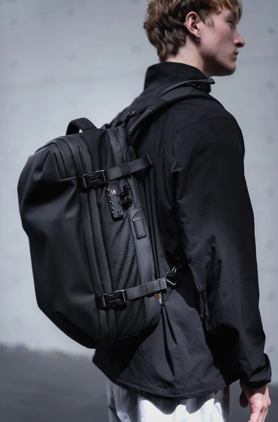 Zephyr - 60L Vortex Vacuum-Seal Air Compression Travel Backpack