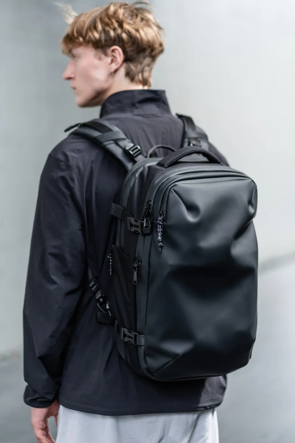Zephyr - 60L Vortex Vacuum-Seal Air Compression Travel Backpack