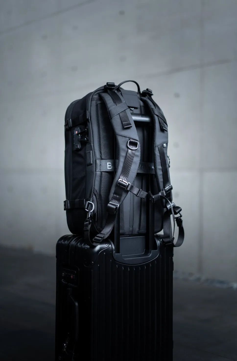 Zephyr - 60L Vortex Vacuum-Seal Air Compression Travel Backpack